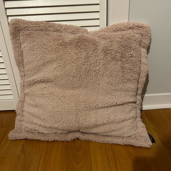 Faux fur pink throw pillow - Picture 1 of 1